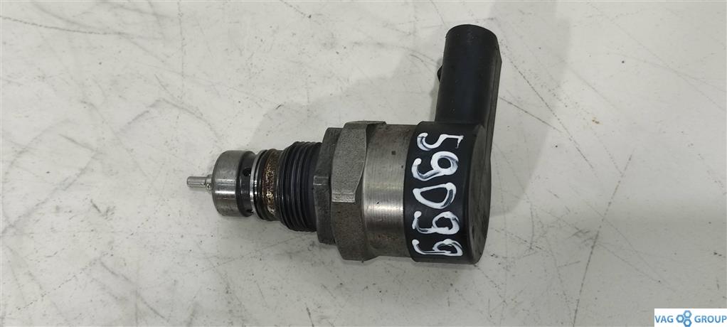 датчик давления топлива Volkswagen Passat B7 2013, 2.0 л., TDi, дизель, универсал, 057130764AB, 0281006075, . - фото №1