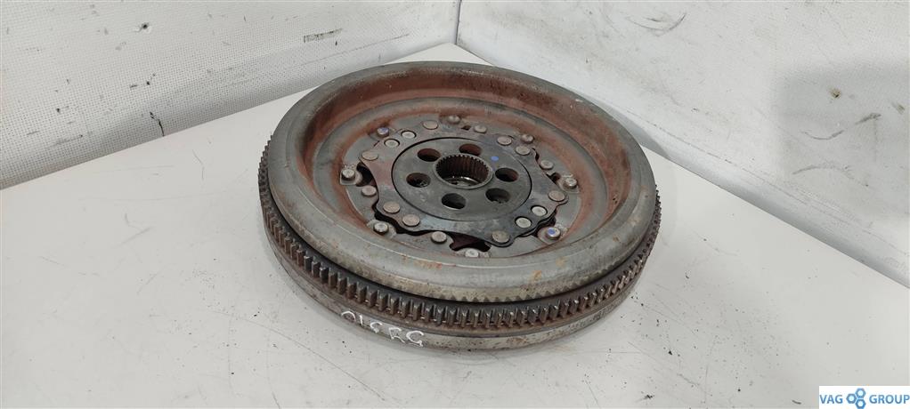 маховик Volkswagen Passat B7 2013, 2.0 л., TDi, дизель, седан, 03L105266AK, BKC, BXE, 03L105266DE, 03L105266DF, 03L105266CL, BJB, CBAA, CBAB, CBDC, CBBB, CFF, CFG, CBAC, 03L105266EG, 03L105266EF - фото №1