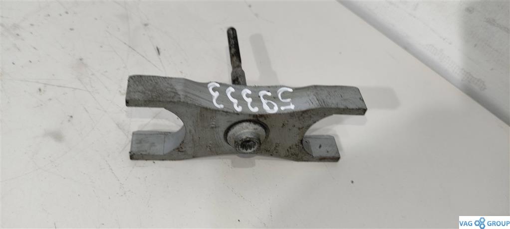 крепление форсунки Volkswagen Passat B7 2013, 2.0 л., TDi, дизель, седан, 03L130216A, CFF, 03L216A - фото №1