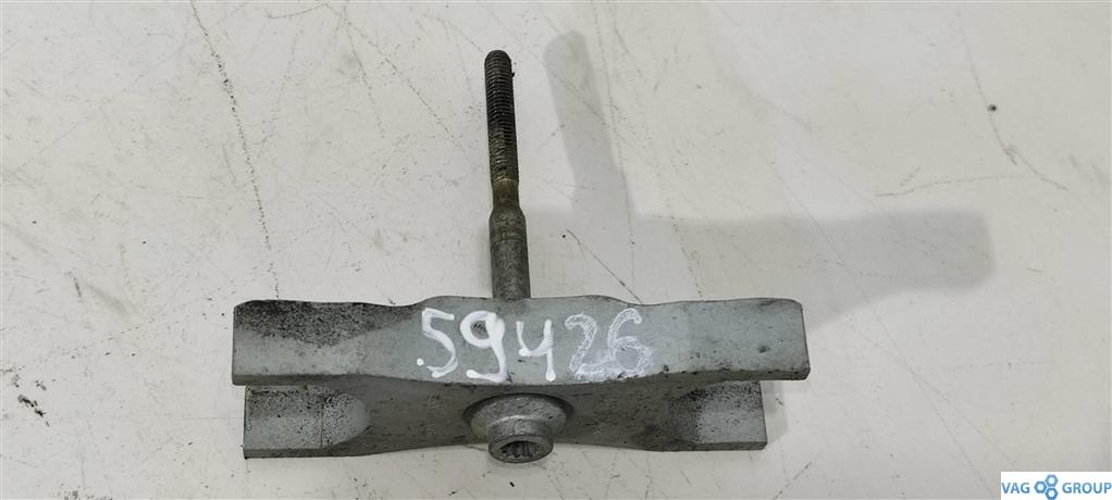 крепление форсунки Volkswagen Passat B7 2013, 2.0 л., TDi, дизель, седан, 03L130216A, CFF, 03L216A - фото №1