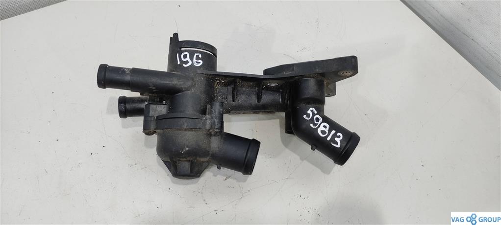 корпус термостата Volkswagen Polo 5 поколение 2012, 1.2 л., бензин, хетчбэк 5 дв., 03C121111B, BME, BZG, BBM, BMD, CJLA, . - фото №1