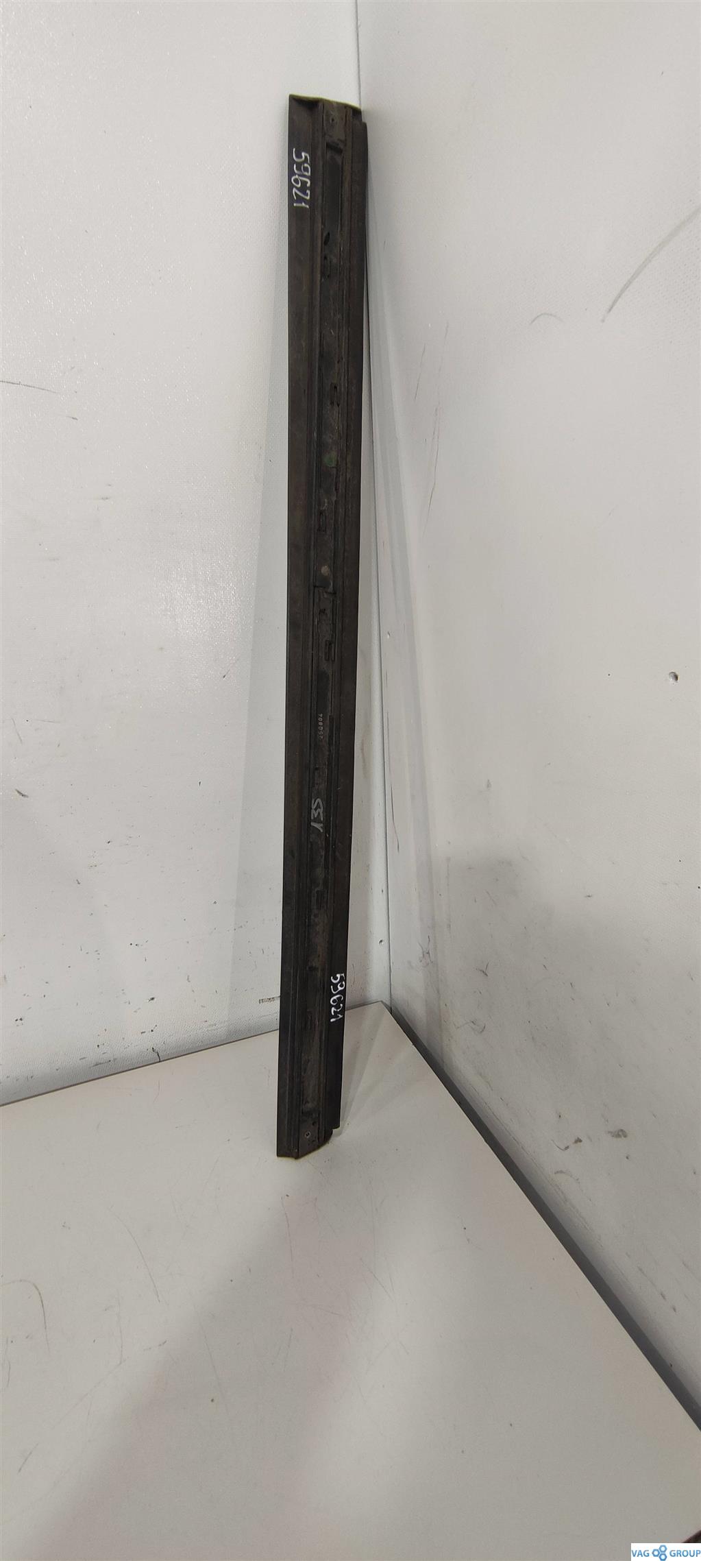 молдинг двери передней правой Audi A6 4F/C6 2006, бензин, седан, 4F0853060B, . - фото №1