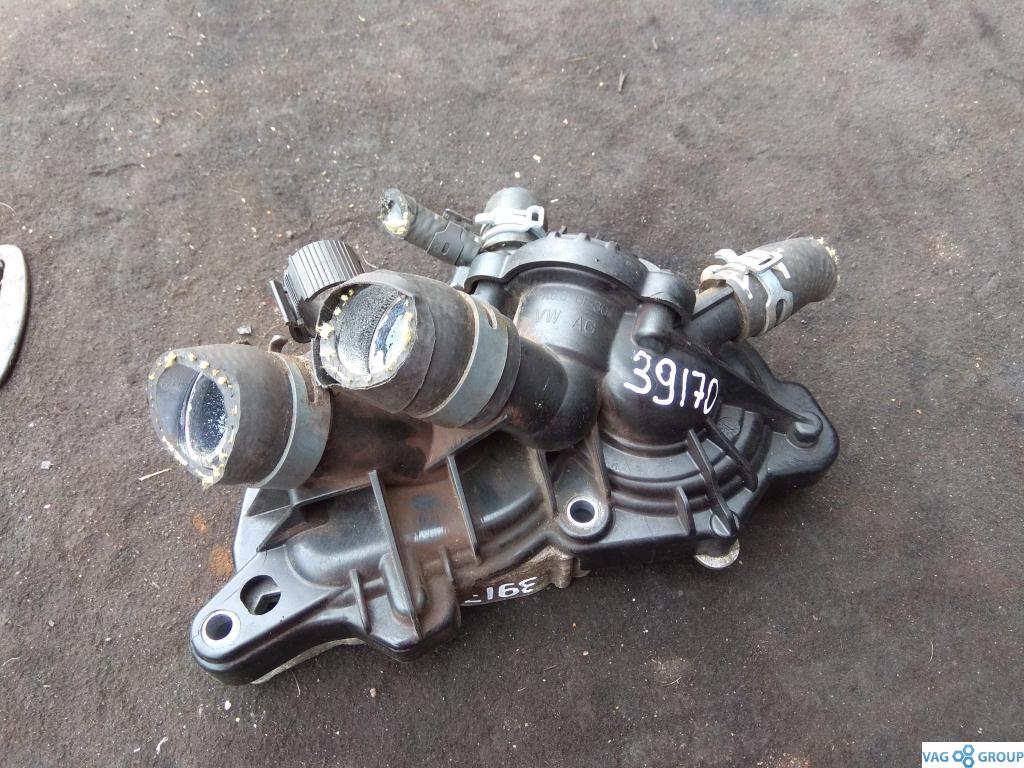 корпус термостата Volkswagen Passat B7 2013, 1.4 л., TSI, бензин, седан, 04E121121E, CZDA, CZEA, CPWA, CHPB, CZDB, 04E121121L - фото №1