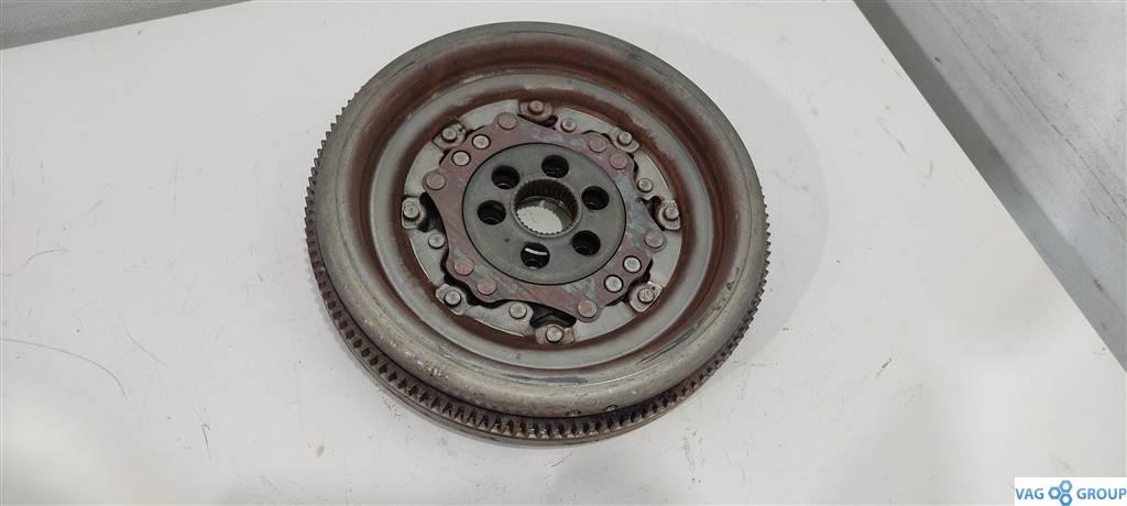 маховик Volkswagen Passat B7 2013, 2.0 л., TDi, дизель, седан, 03L105266AK, BKC, BXE, 03L105266DE, 03L105266DF, 03L105266CL, BJB, CBAA, CBAB, CBDC, CBBB, CFF, CFG, CBAC, 03L105266EG, 03L105266EF - фото №1