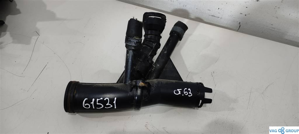 корпус термостата Volkswagen Passat B6 2006, 2.0 л., TDi, дизель, седан, BKD, BMR, BMM, BKP, 04L121026F, BMN, CBBB, CJAA, CEGA, CAAC, CAAE, CRLB, CRLC, CRBC, CRUA, CRFC, CRFA, CUNA, CRBD, CEPB, CKFC, . - фото №1