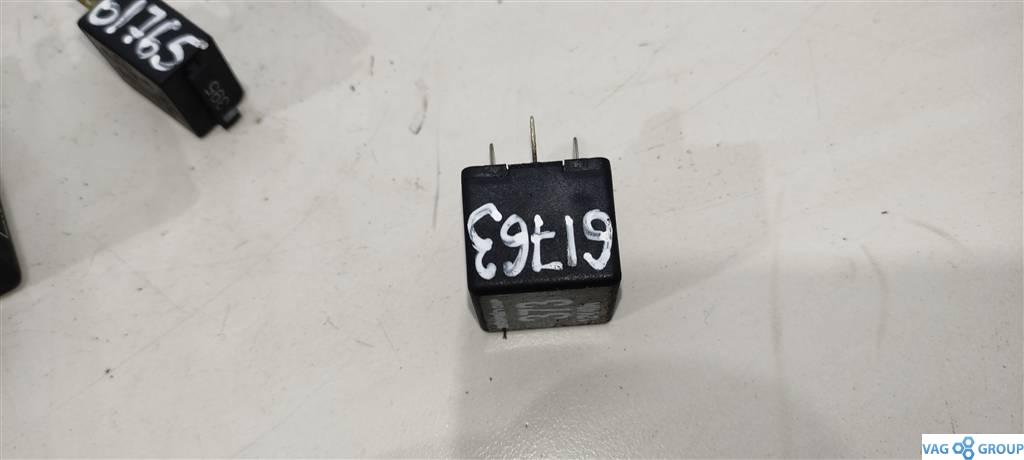 реле (прочие) Volkswagen Jetta 5 поколение 2006, 1.9 л., TDi, дизель, седан, 8K0951253A, . - фото №1
