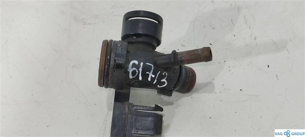 фланец (тройник) системы охлаждения Volkswagen Amarok 1 поколение 2013, 2.0 л., TDi, дизель, пикап, CDH, CDN, CFK, 06H121132H, CAE, CAB, CJK, CFP, . - фото №1