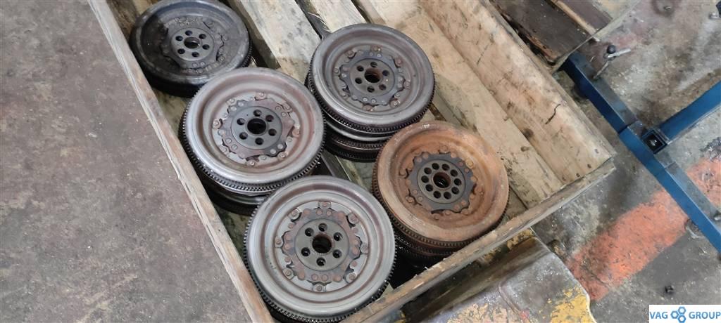 маховик Volkswagen Passat B7 2013, 2.0 л., TDi, дизель, седан, 03L105266AK, BKC, BXE, 03L105266DE, 03L105266DF, 03L105266CL, BJB, CBAA, CBAB, CBDC, CBBB, CFF, CFG, CBAC, 03L105266EG, 03L105266EF - фото №1