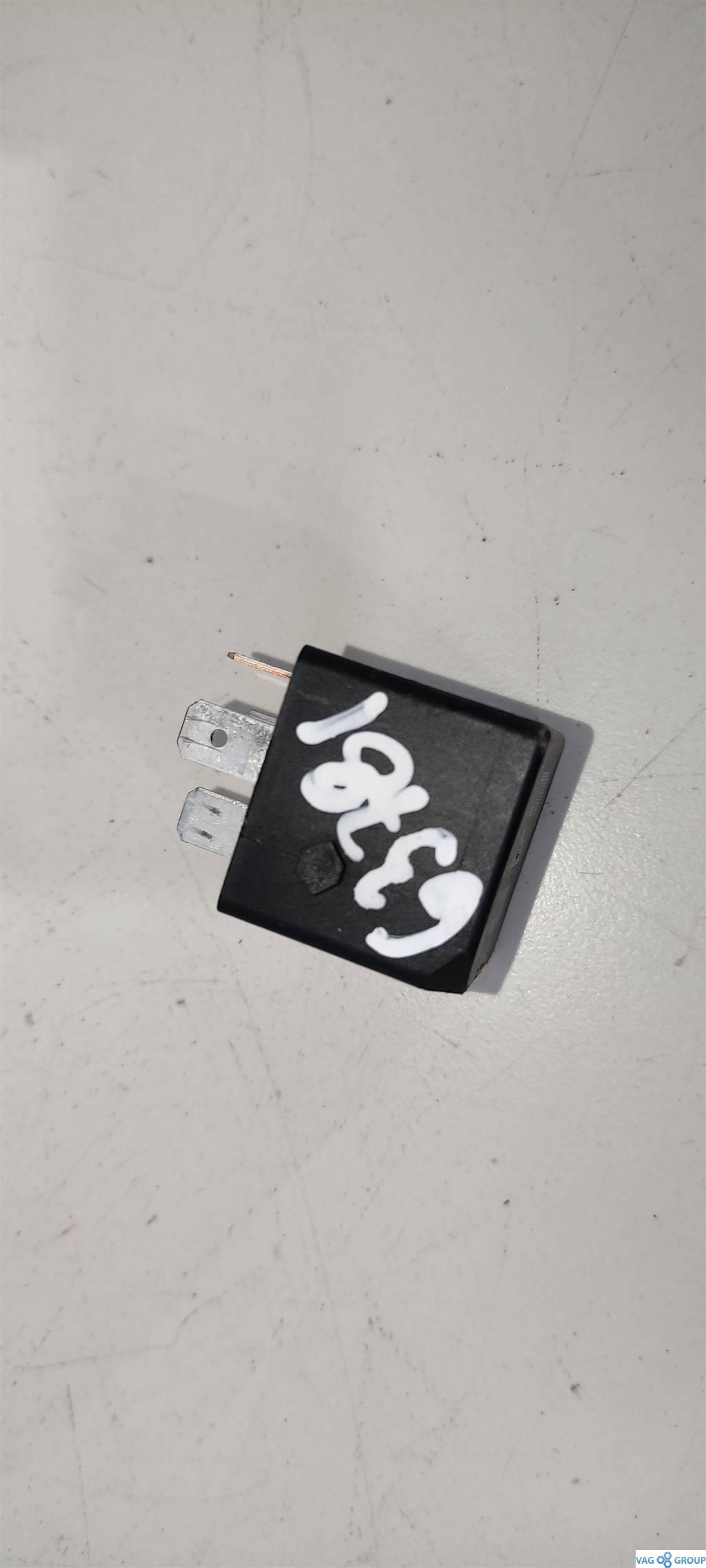 реле (прочие) Porsche Macan 1 поколение 2017, 3.0 л., TDi, дизель, внедорожник 5 дв., 141951253B, 8D0951253A, 4H0951253A, 8K0951253, 431951253H, . - фото №1