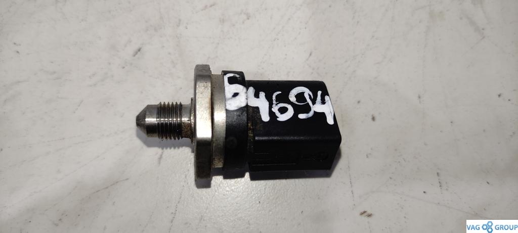 датчик давления топлива Volkswagen Passat B7 2013, 2.0 л., TFSI, бензин, универсал, 06J906051C, 06H906051A, 06H906051, ., 0261545018, 0261545025, 06D906051C - фото №1