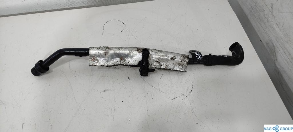 трубка охлаждающей жидкости Porsche Macan 1 поколение 2017, 2.0 л., бензин, внедорожник 5 дв., CYN, CYP, CHJ, ., 06L121085M - фото №1