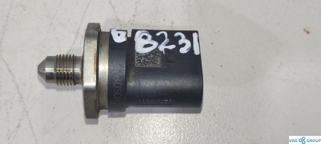 датчик давления топлива Volkswagen Passat B7 2013, 2.0 л., TFSI, бензин, седан - фото №1