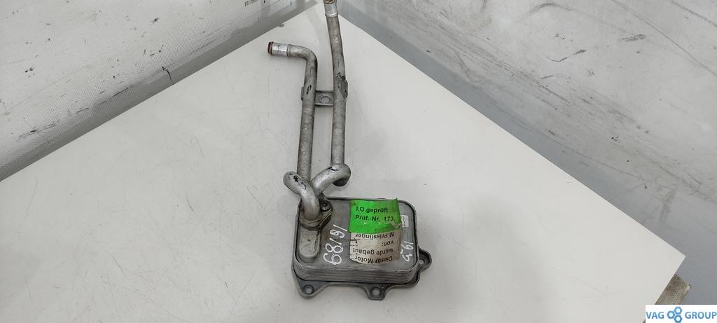 радиатор масляный Volkswagen Passat B6 2009, 1.4 л., бензин, седан - фото №1