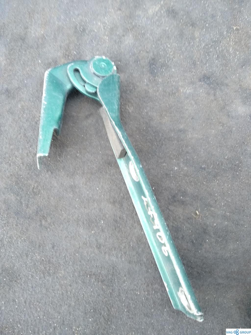 петля капота левая Audi A6 4A/C4 1997, 1.8 л., бензин, седан, 3B0823301, . - фото №1