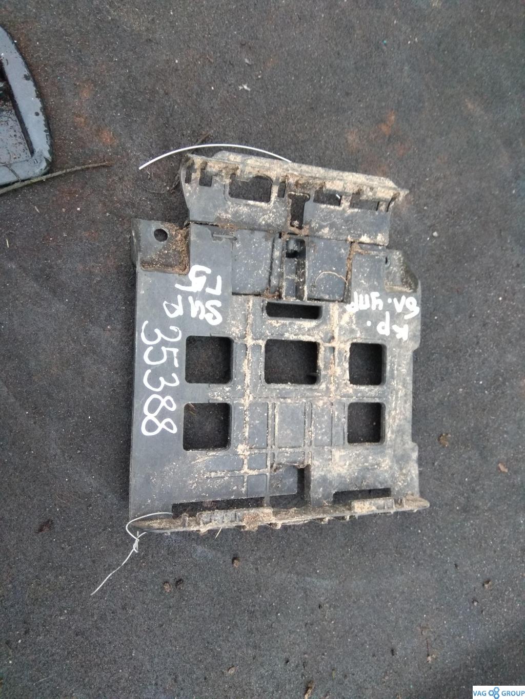 кронштейн (крепление) Volkswagen Jetta 5 поколение 2009, 2.0 л., TDi, дизель, седан, 5K0906507, CBDB, . - фото №1