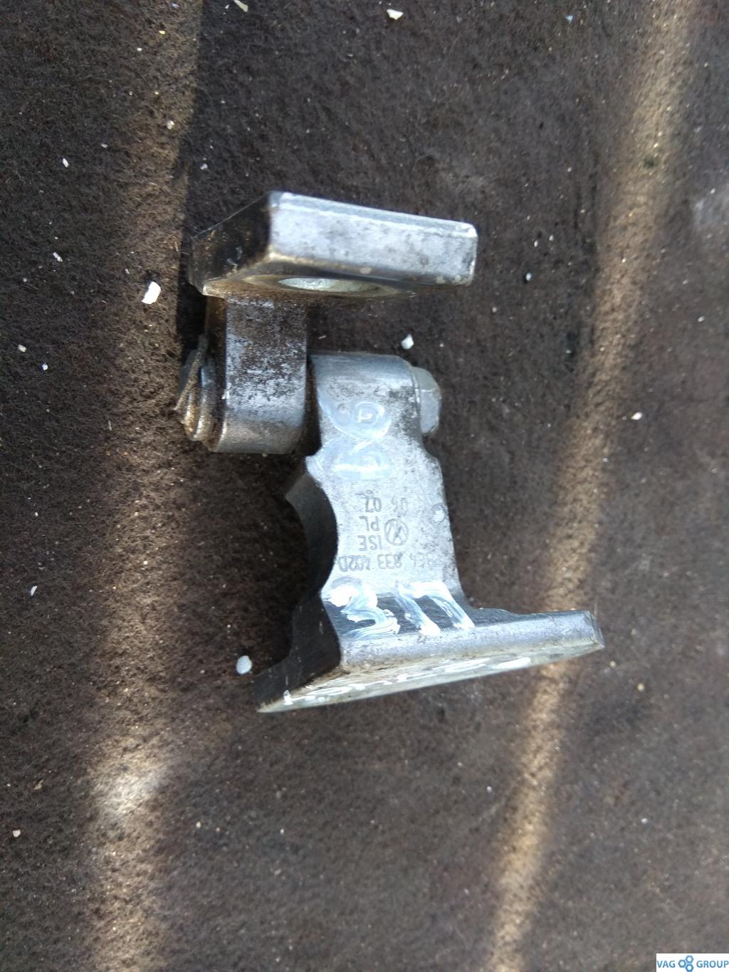 петля двери Volkswagen Passat CC 1 поколение 2010, 2.0 л., бензин, седан, 3C4833402D, . - фото №1