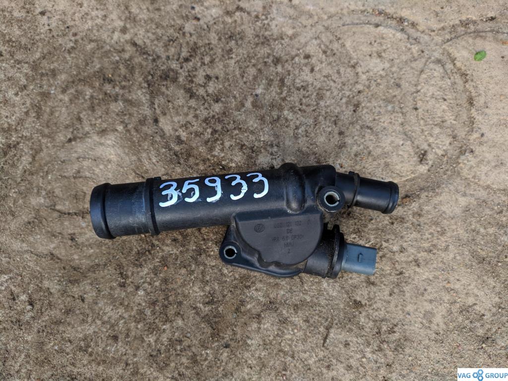 фланец (тройник) системы охлаждения Volkswagen Golf 5 поколение 2007, 2.0 л., TDi, дизель, хетчбэк 5 дв., 03G121132B, 03G121132, BDK, BLS, BMM, BMN, BVB - фото №1