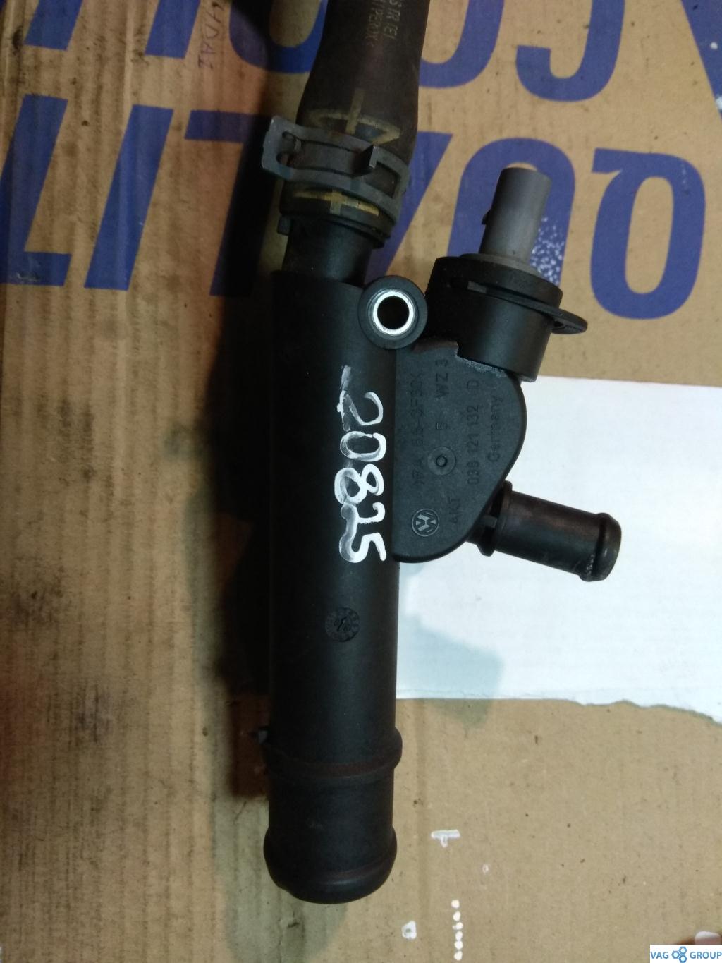 фланец (тройник) системы охлаждения Volkswagen Golf 5 поколение 2007, 1.9 л., дизель, хетчбэк 5 дв., 038121132D, . - фото №1