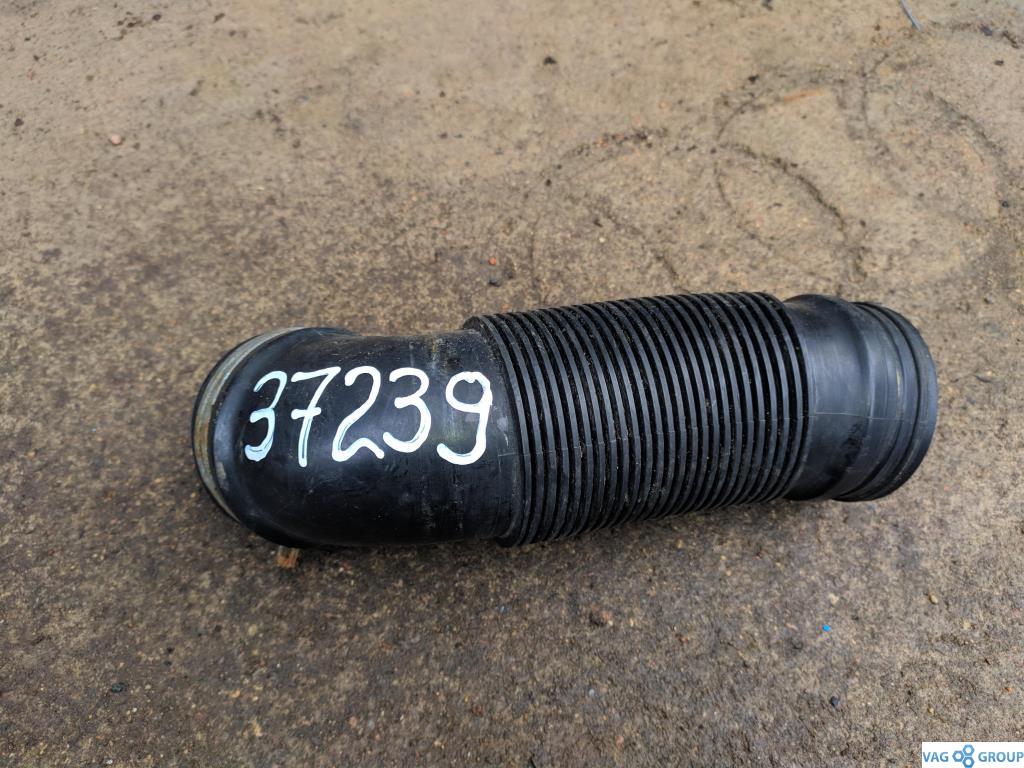 патрубок (трубопровод, шланг) Volkswagen Golf 5 поколение 2007, 1.9 л., TDi, дизель, хетчбэк 5 дв., 1K0129684B, BXE, BLS, . - фото №1