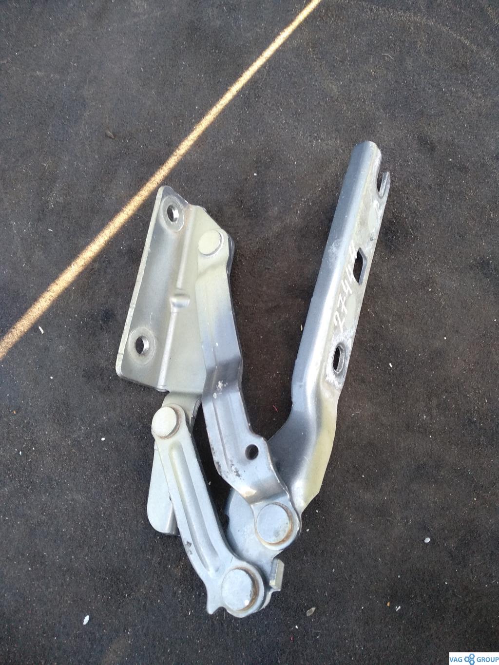 петля капота левая Volkswagen Golf 5 поколение 2007, 2.0 л., бензин, хетчбэк 5 дв., 1K0823301C, 5K0823301B, 1KM823301, 5K0823301, 5K0823301A, 5K0823301C, . - фото №1