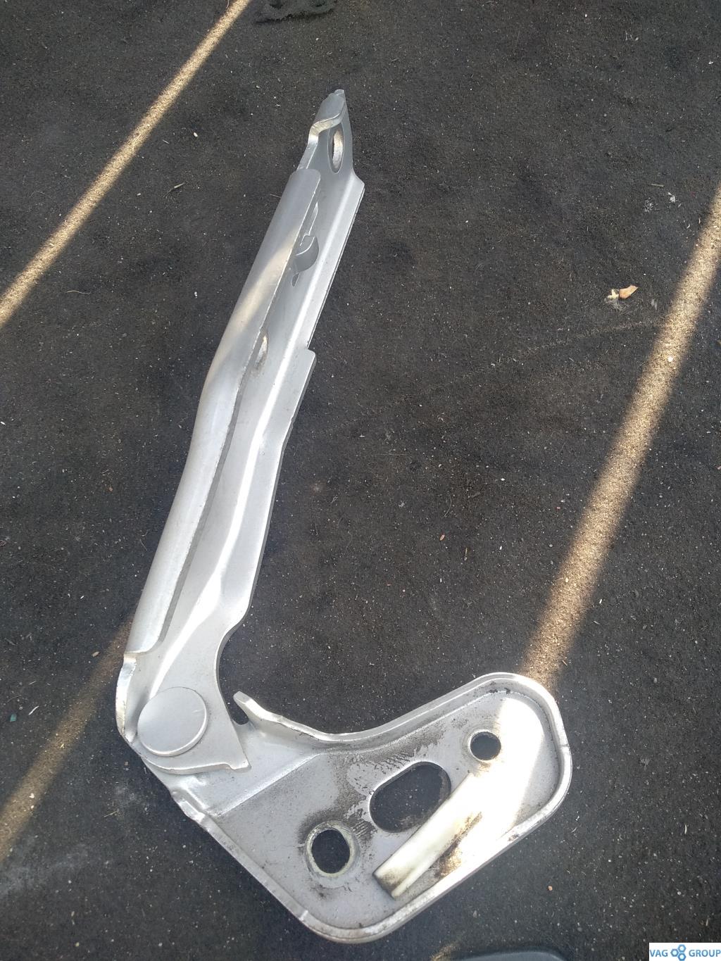 петля капота левая Audi A6 4F/C6 2006, 3.2 л., бензин, седан, 4F0823301, . - фото №1