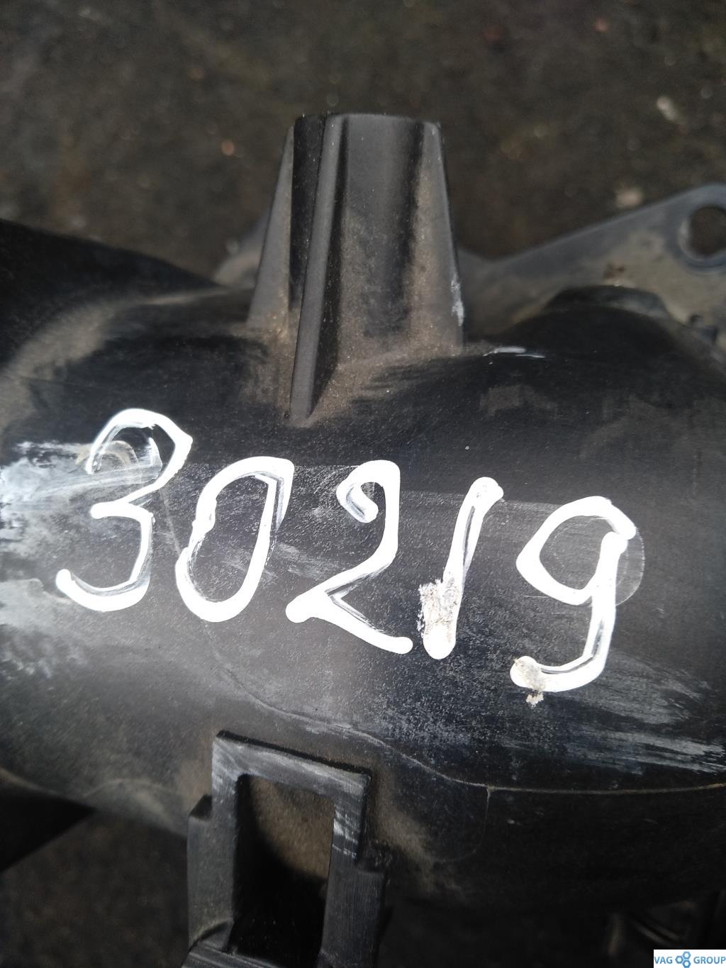 патрубок (трубопровод, шланг) Volkswagen Tiguan 1 поколение 2009, 1.4 л., бензин, внедорожник 5 дв., 03C129721B, BLG, BMY, 03C129721D, CDGA, CAVD, CNWA - фото №1