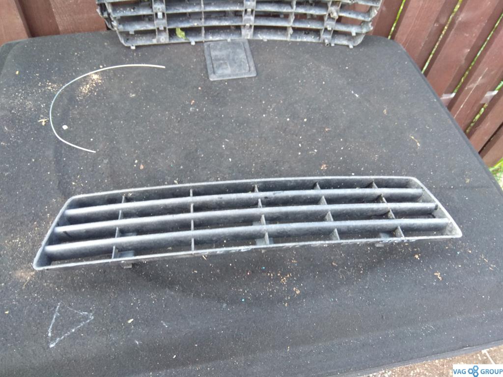 заглушка (решетка) в бампер Audi A6 4B/C5 1999, 2.8 л., бензин, седан, 4B0807683F, . - фото №1