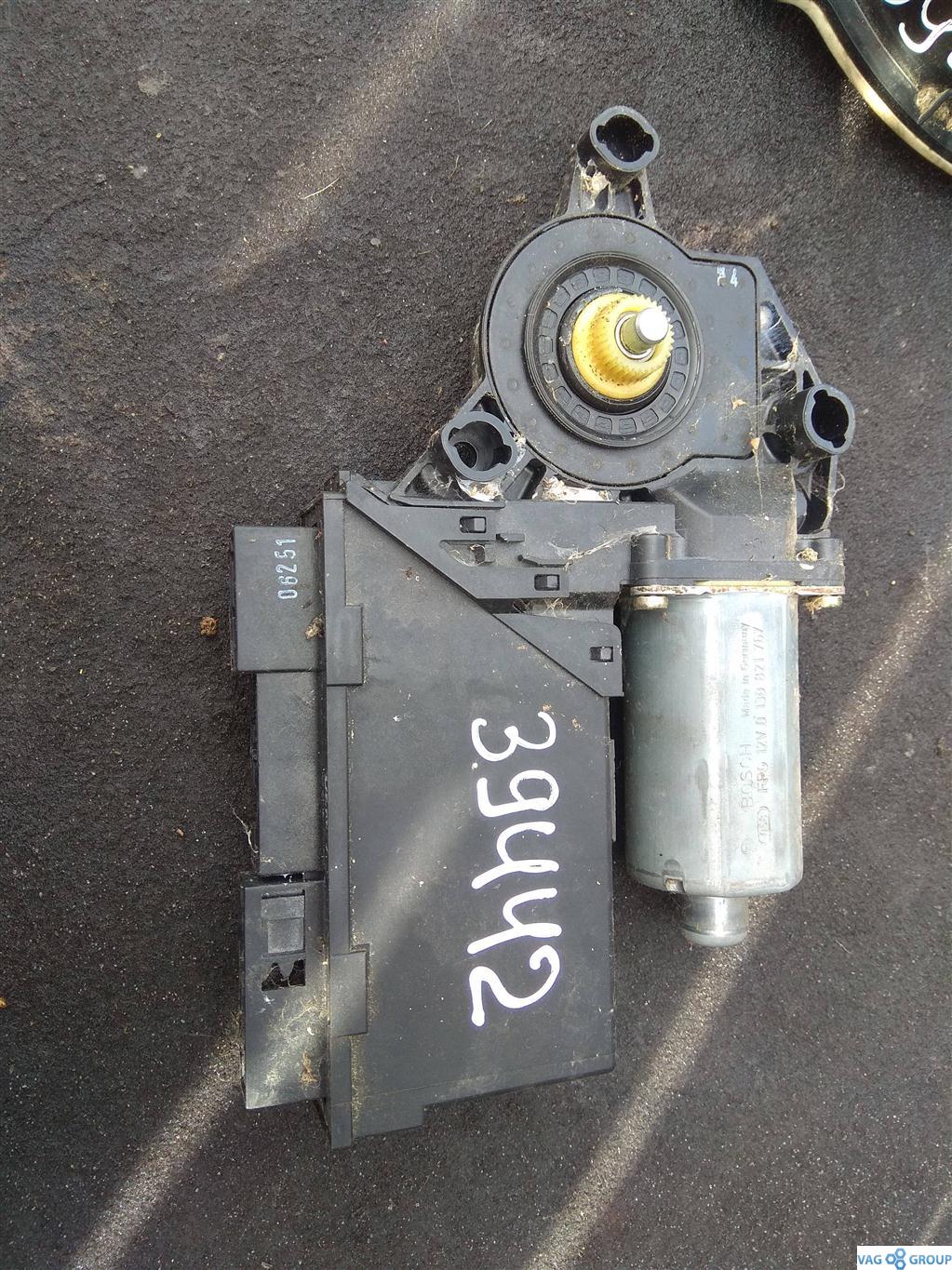 моторчик стеклоподъемника задний левый Audi A4 B6 2003, 1.8 л., бензин, седан, 8E0959801E, 8E0959801A, . - фото №1