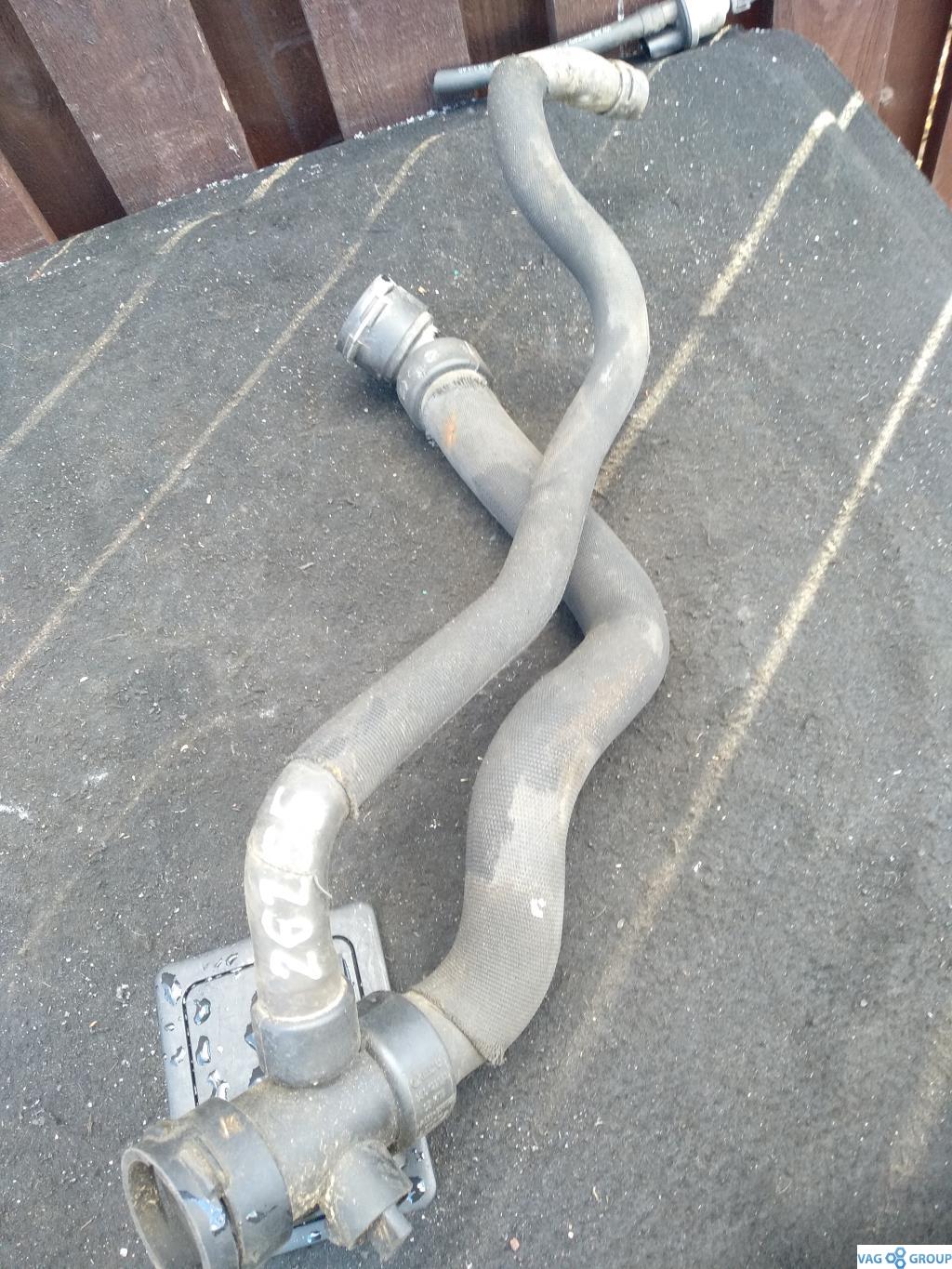 патрубок радиатора Audi A4 B7 2006, 1.8 л., бензин, седан, 8E0121049, ALT, AMB, AVJ, BFB, BEX, . - фото №1