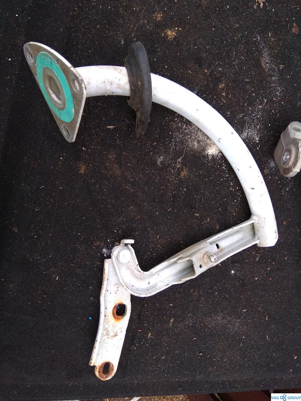 петля крышки багажника Volkswagen Passat B6 2007, 2.0 л., бензин, седан, 3C5827302B, . - фото №1