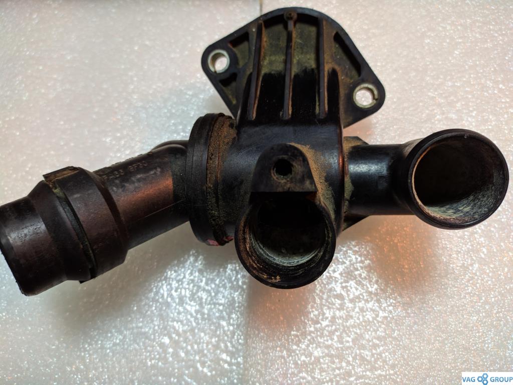 корпус термостата Audi A6 4F/C6 2006, 2.0 л., бензин, седан, 06D121111G, BPJ, BWE, 06D121065L, 06D121065J, BGB, BUL, BYK, CAGB, CAHA, CAHB - фото №1