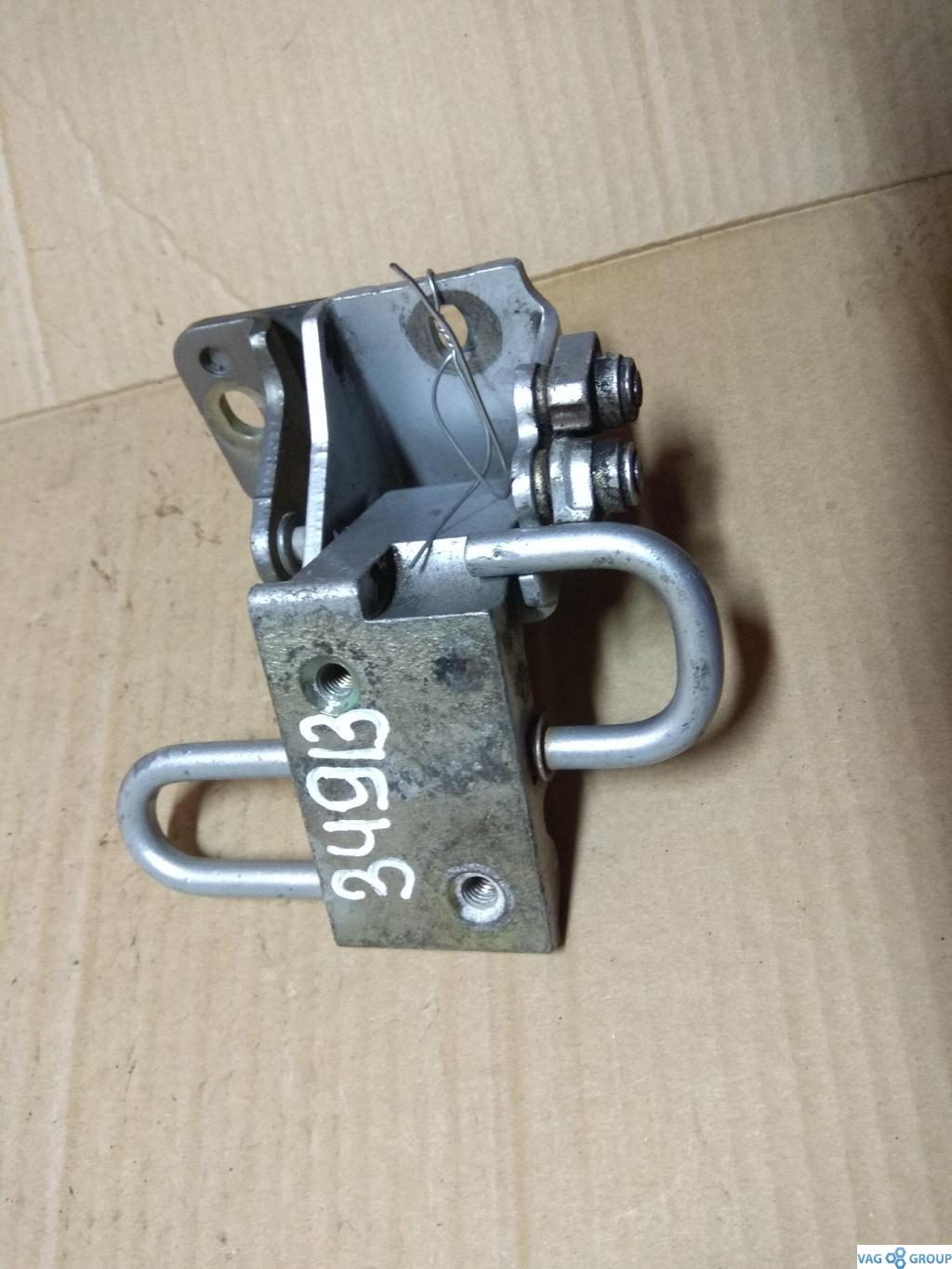 петля двери Audi A6 4B/C5 2000, 1.8 л., бензин, седан, 4B0831412B, ANB, APU, AJM, AVG, ARK, ARH, . - фото №1