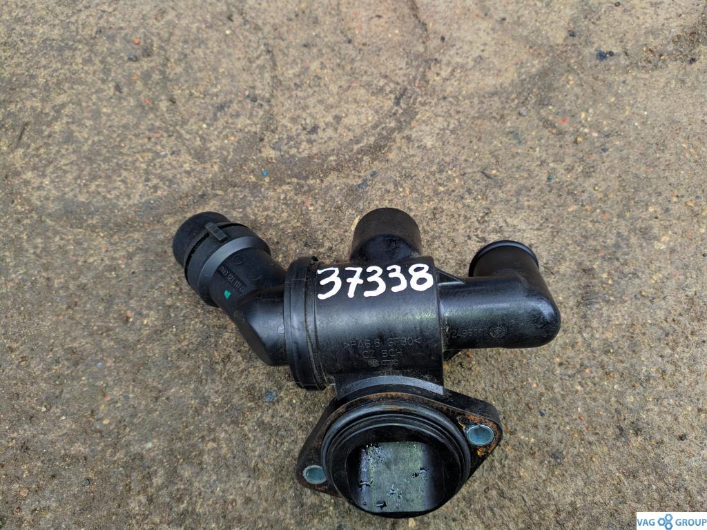 корпус термостата Audi A6 4F/C6 2006, 2.0 л., бензин, седан, 06D121111G, BPJ, BWE, 06D121065L, 06D121065J, BGB, BUL, BYK, CAGB, CAHA, CAHB - фото №1