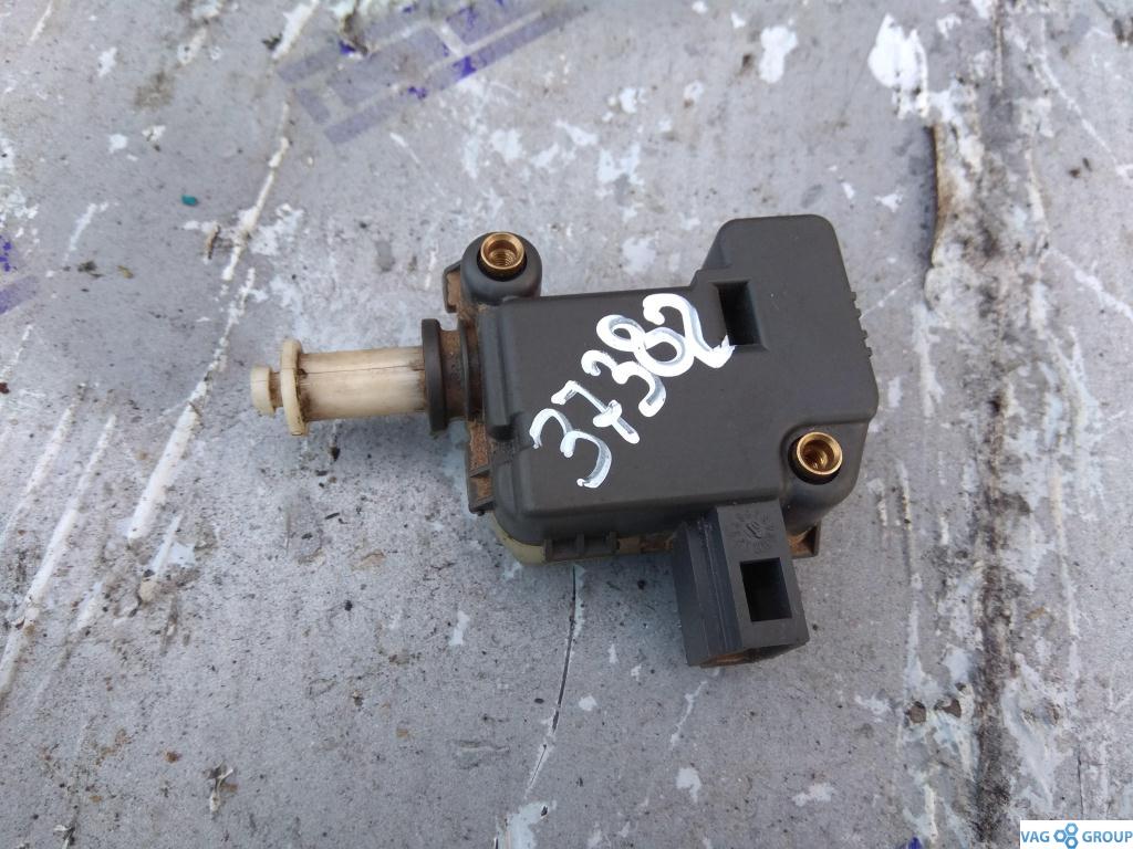 активатор замка багажника Volkswagen Touareg 1 поколение 2006, 3.6 л., бензин, внедорожник 5 дв., 3B0959781C, . - фото №1