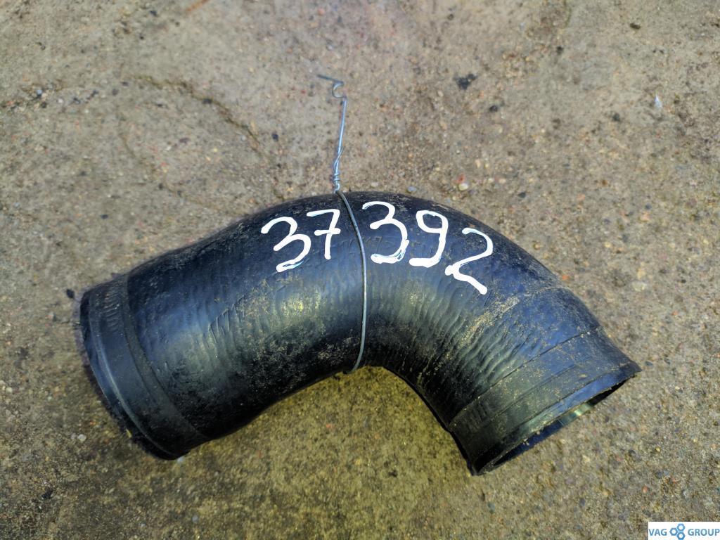 патрубок (трубопровод, шланг) Volkswagen Golf 4 поколение 2001, 1.8 л., бензин, хетчбэк 5 дв., 06A145832C, AUM, 06A145681B, AGU, 06A145790A - фото №1