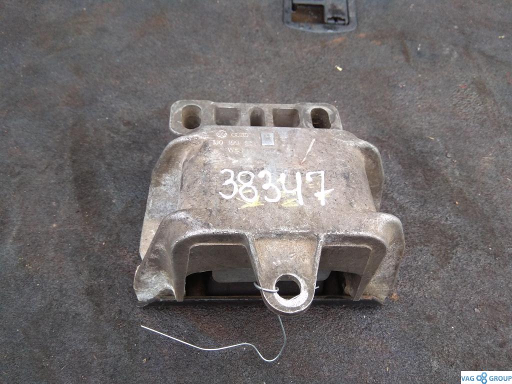 подушка крепления КПП Skoda Octavia 2 поколение (A5) 2005, 1.6 л., бензин, седан, 1J0199555AK, . - фото №1