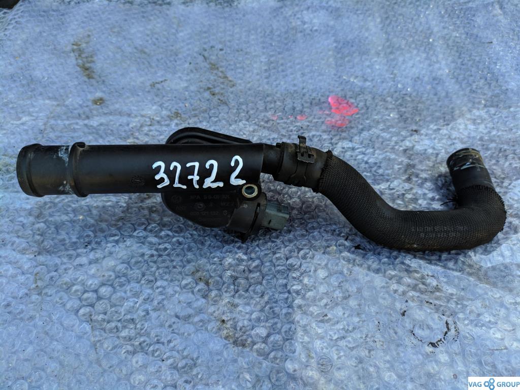 фланец (тройник) системы охлаждения Volkswagen Golf 5 поколение 2007, 2.0 л., TDi, дизель, хетчбэк 5 дв., 038121132G, BKD, AZV, . - фото №1