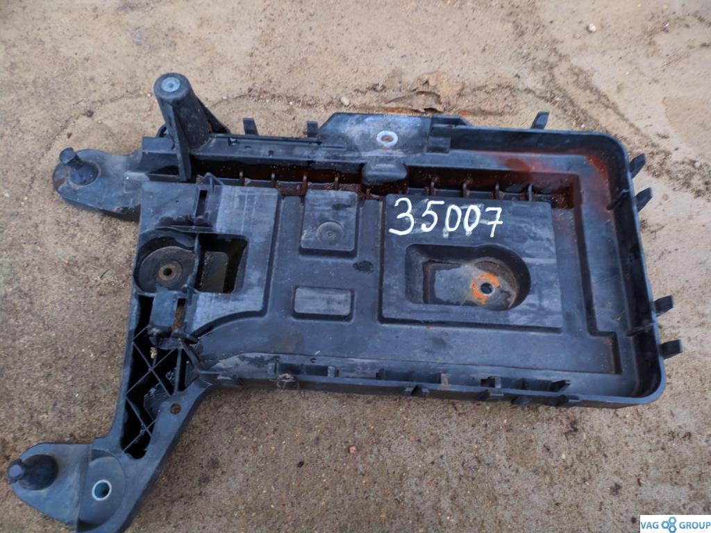 полка аккумулятора Volkswagen Golf 5 поколение 2007, 1.9 л., TDi, дизель, хетчбэк 5 дв., 1K0915333H, 1K0915333, 1K0915333D, 1K0915333C, 1K0915333B, . - фото №1