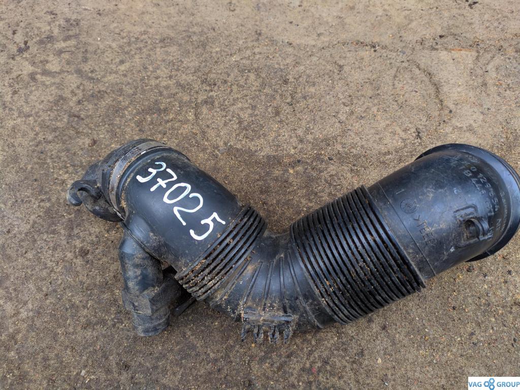 патрубок (трубопровод, шланг) Volkswagen Golf 6 поколение 2010, 2.0 л., TDi, дизель, хетчбэк 5 дв., 3C0129654AH, 3C0129654Q, CBAA, CBAB, CBDC, CBBB, CFFA, CFFB, CLCA, CFGB - фото №1