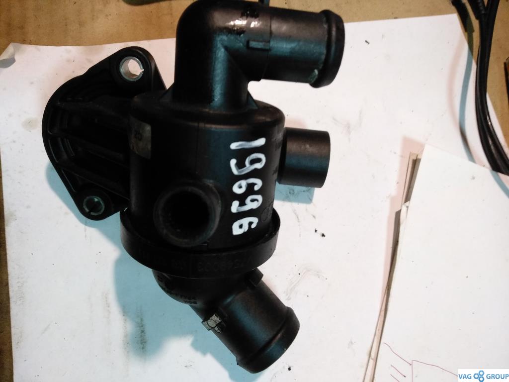 корпус термостата Volkswagen Passat CC 1 поколение 2010, 2.0 л., TDi, дизель, седан, 03L121111AE, CBAA, CFFA, CFFB, CFGB, CAYC, CLLA, CFGC, 03L121111AL - фото №1