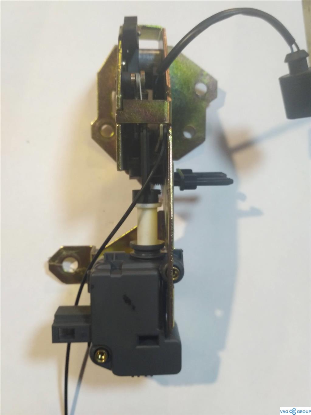 замок багажника Volkswagen Touareg 1 поколение 2004, 4.2 л., бензин, внедорожник 5 дв., 7L0827506D, 7L6827501A, 7L6827501B, . - фото №1