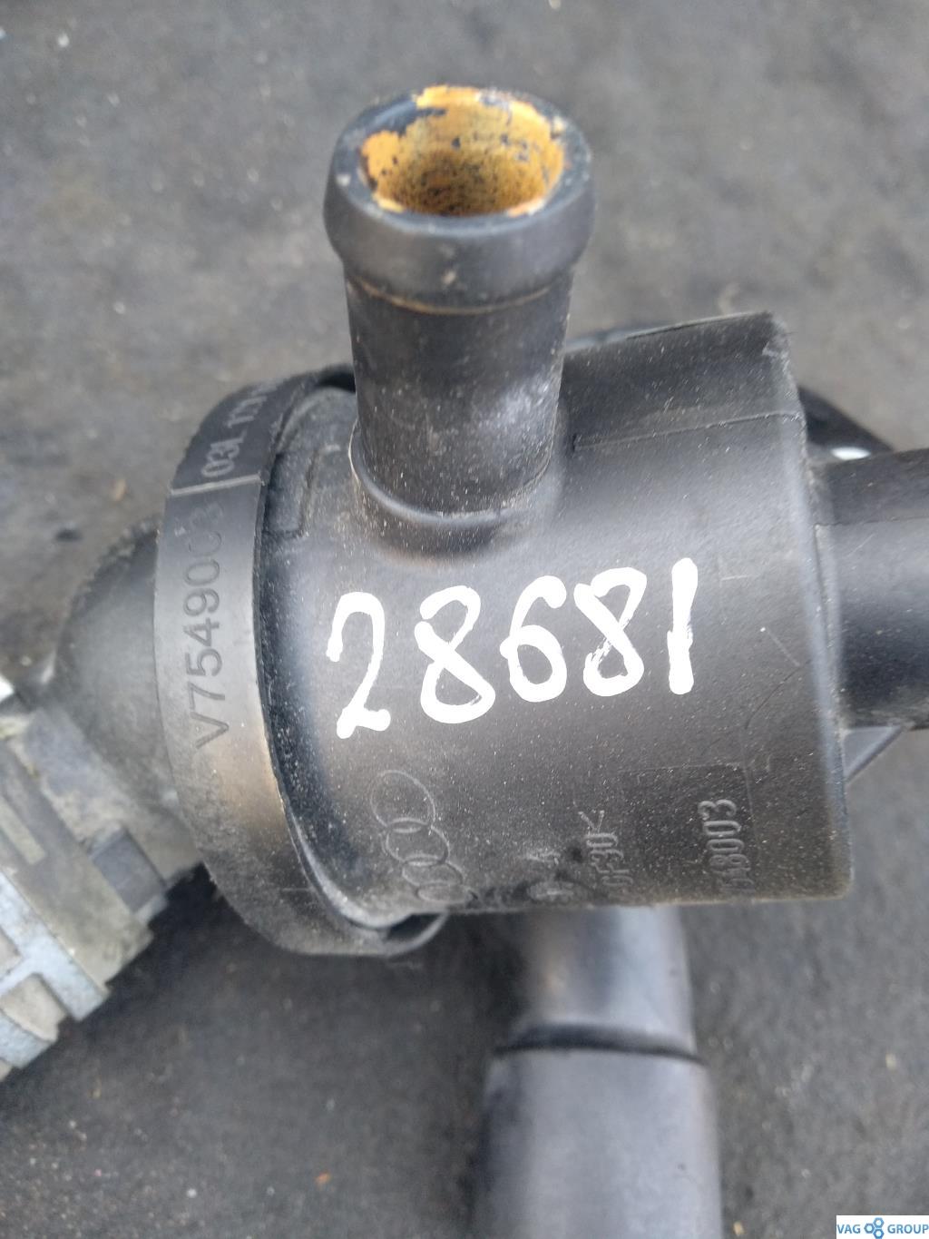 корпус термостата Volkswagen Passat CC 1 поколение 2010, 2.0 л., TDi, дизель, седан, 03L121111AE, CBAA, CFFA, CFFB, CFGB, CAYC, CLLA, CFGC, 03L121111AL - фото №1