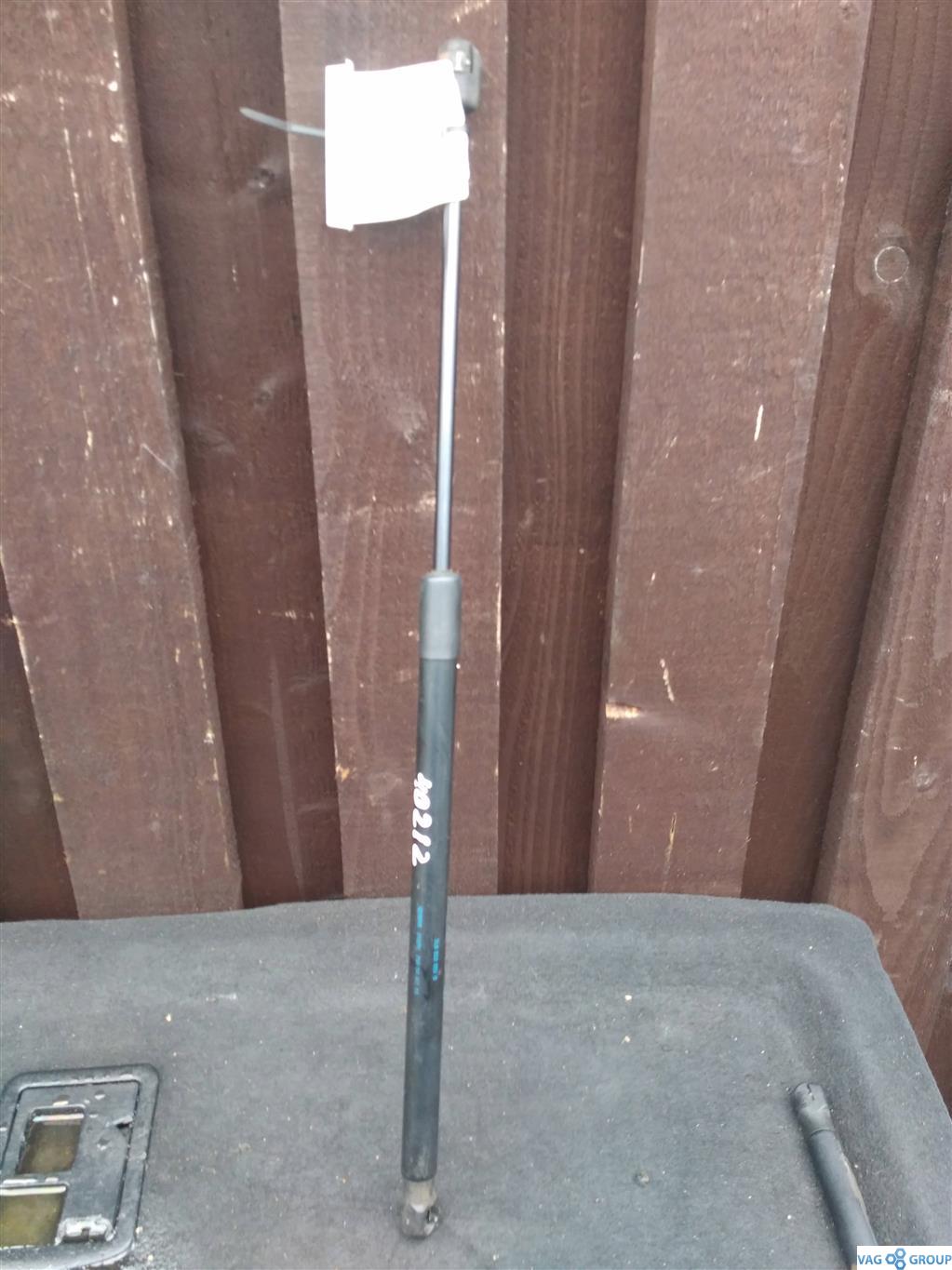 амортизатор капота Volkswagen Touareg 1 поколение 2004, 4.2 л., бензин, внедорожник 5 дв., 7L6823359B, . - фото №1