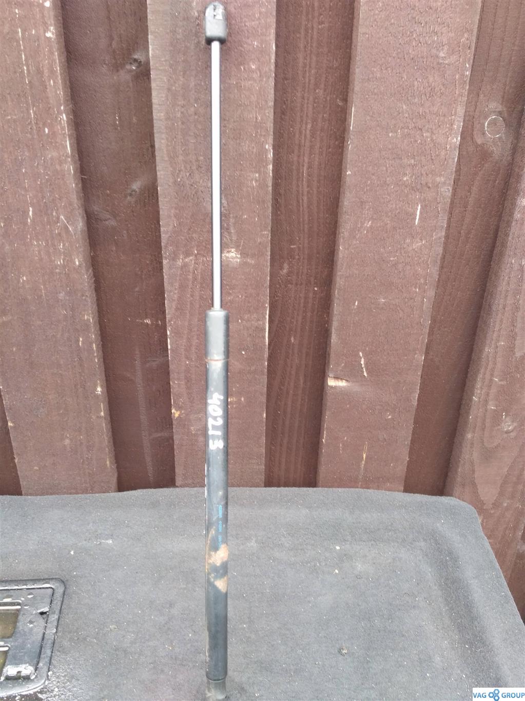 амортизатор капота Volkswagen Touareg 1 поколение 2004, 4.2 л., бензин, внедорожник 5 дв., 7L6823359B, . - фото №1