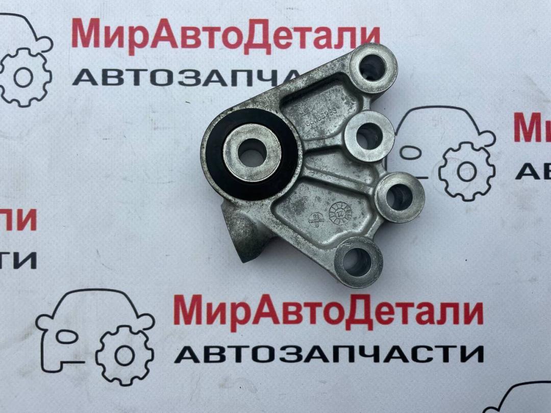 подушка крепления КПП Chevrolet TrailBlazer 3 поколение (2019 - 2025), 60006233 - фото №1