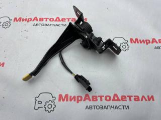 замок капота Chevrolet Equinox 3 поколение [рестайлинг] (2020 - 2025), бензин, 84255978