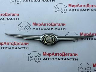 эмблема Chrysler Town and Country 4 поколение 2002, 4857334AA