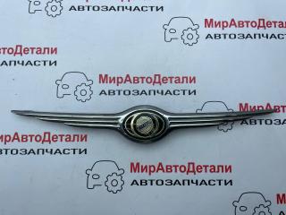 эмблема Chrysler Town and Country 4 поколение 2002, 4857334AA