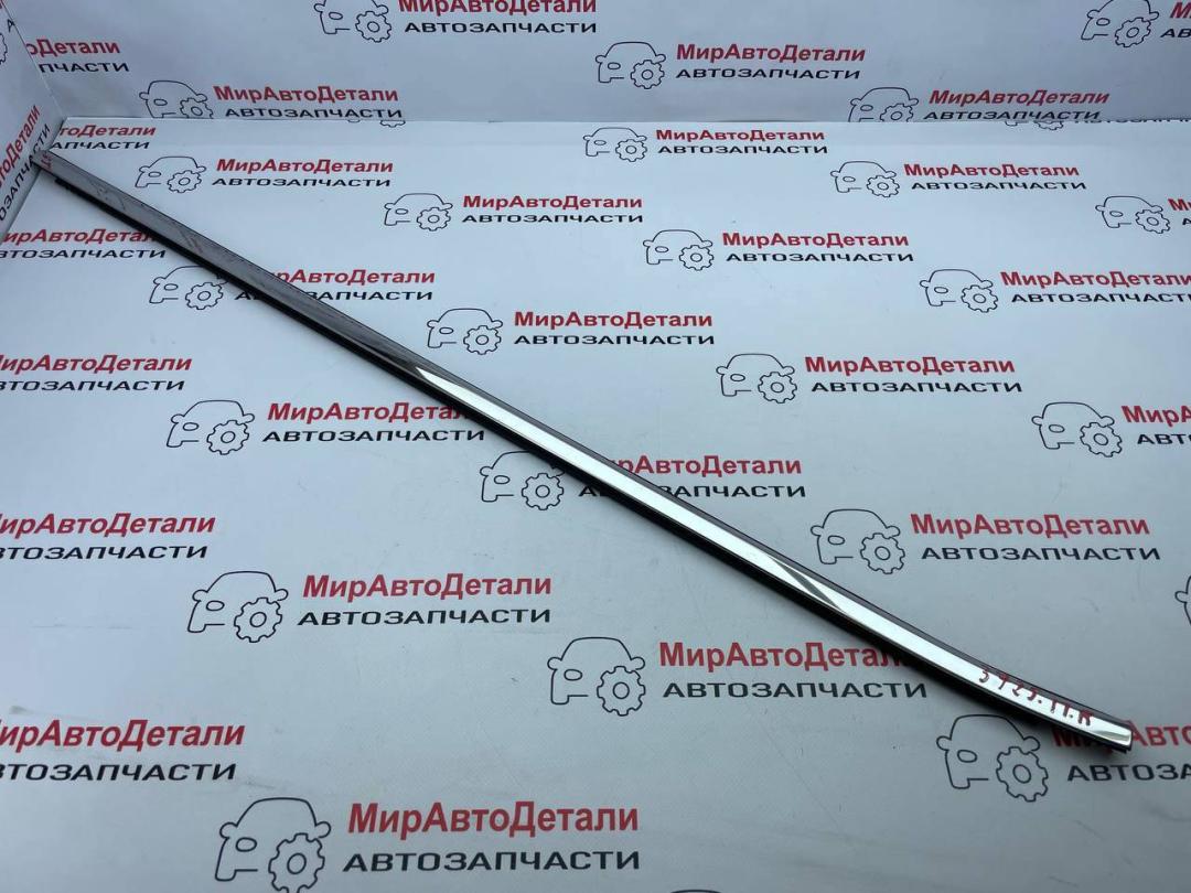 молдинг двери передней правой Chevrolet Equinox 3 поколение 2018, 1.5 л., бензин, АКПП - фото №1