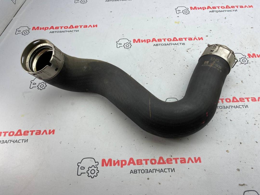патрубок интеркулера Buick ENVISION 2 поколение, 2.0 л., бензин, 23273935 - фото №1